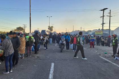 Caos, perjuicio y reclamos en el segundo día de bloqueo de mototaxistas en la ruta Santa Cruz - Warnes