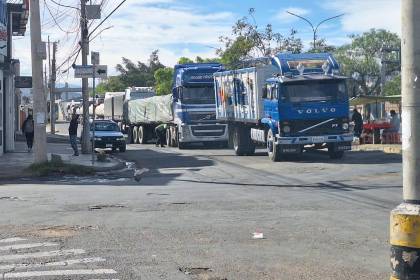 “No descartamos romper el Estado de excepción”, dice dirigente del transporte pesado ante filas por diésel