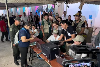 Bolivia cierra la votación en una jornada tranquila y espera los resultados preliminares 