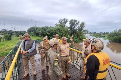 Sigue la búsqueda del adolescente que cayó en un canal de drenaje en la capital cruceña