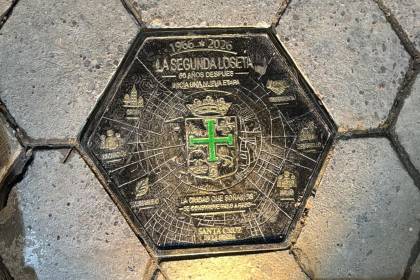 Homenaje a un hito cruceño: Alcaldía coloca la “segunda loseta” de la historia como símbolo de la modernidad