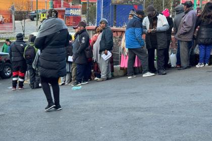 Movilizados en El Alto cortan el paso en la autopista y el acceso al aeropuerto