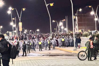 El Alto: En pleno rescate de heridos y fallecidos del avión accidentado, una turba se enfrentó a la Policía