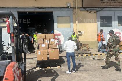 Con canes adiestrados, allanan bodegas de Aduana en Viru Viru tras hallazgo de marihuana en encomiendas