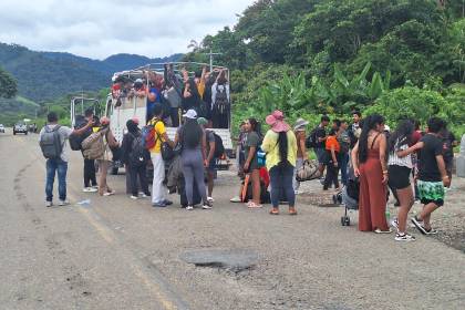 Bloqueos en Santa Cruz y Cochabamba dificultan los viajes a horas del feriado largo por Carnaval