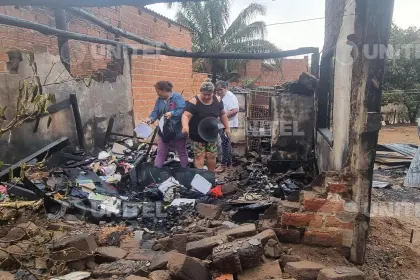 Madre vendía gasolina para ayudar a su familia, pero un galón se incendió con sus hijos durmiendo en su cuarto