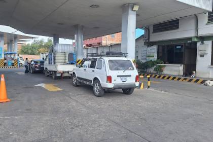 Vuelven las filas por gasolina en el eje troncal del país y provocan embotellamientos en varias zonas