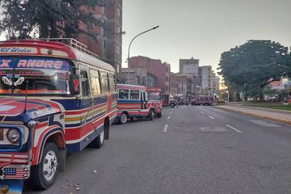 Choferes instalan bloqueos en calles de La Paz y Cochabamba; en Santa Cruz hay micros trabajando