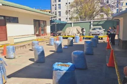 Incautan cerca de media tonelada de marihuana que estaba en una camioneta, los ocupantes huyeron