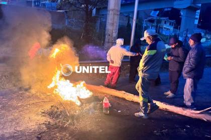 La Paz: Conductores prenden fogatas y bloquean el acceso a la autopista para exigir combustibles