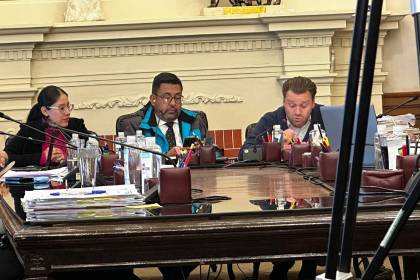 Concejo Municipal aprueba en sus dos estaciones ley que pretende frenar el parqueo tarifado en La Paz