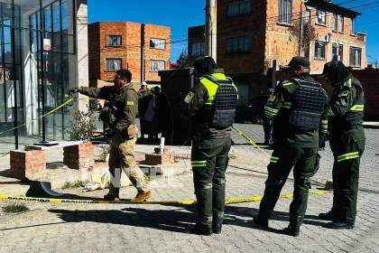 Hallan el cuerpo de una mujer dentro de una bolsa de yute en una calle de El Alto