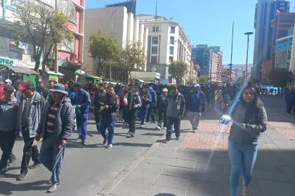 Choferes colapsan el centro de La Paz para exigir combustibles en medio de escenas de violencia