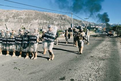 Tras desbloqueo, policías y militares resguardan la ruta a Mecapaca para el ingreso de alimentos a La Paz