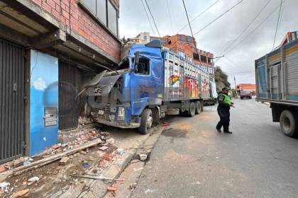 “He sentido un temblor”: Camión cargado con cerdos se estrella contra una vivienda de La Paz