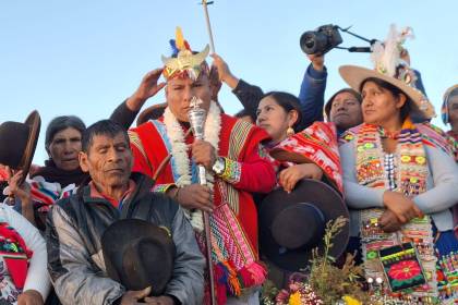 Leonardo Loza recibe bastón de mando de parte de organizaciones sociales en un acto simbólico en Incarracay