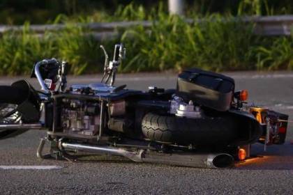 Delivery muere tras impactar contra una estructura luego que un vehículo lo chocara