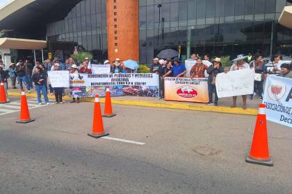 Avicultores y porcinocultores de Cochabamba protestan en el aeropuerto y exigen el desbloqueo