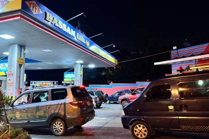 Termina junio y no cesan las filas de vehículos en el eje central en busca de combustible
