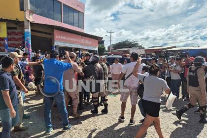 Operativo contra el agio y especulación del aceite termina con gasificación y arrestados en un mercado de Santa Cruz
