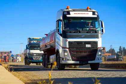 En medio de las filas en surtidores, YPFB anuncia despacho de 500.000 litros de gasolina y 15.000 garrafas a áreas rurales de La Paz