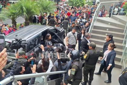 Ministra de Educación llega al lugar fijado para el diálogo con el magisterio en Cochabamba