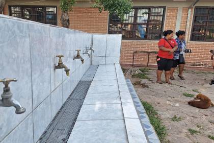 A una semana del inicio de clases hay colegios sin agua, con bancos y techos dañados; Alcaldía cruceña dice que acelera trabajos