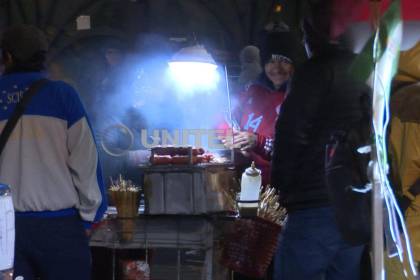 Frío en Santa Cruz: La dura realidad de quienes trabajan bajo el cielo nocturno en las calles