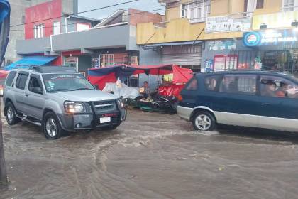 Intensa lluvia inunda calles y mercados en la ciudad de Cochabamba