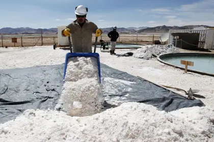Gobierno dice que aprobar contratos de litio permitirá a Bolivia estar lista cuando el mineral tenga mejor cotización