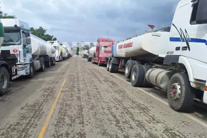 Cisternas aguardan para descargar combustible en la planta de YPFB de Puerto Villarroel