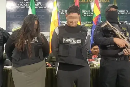Cae una pareja acusada de adulterar bebidas; usaban una piscina para lavar botellas y reutilizarlas