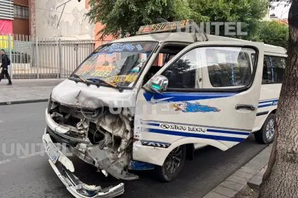 Minibús choca con otro en el Prado de La Paz por evitar el corte de vía por el desfile navideño 