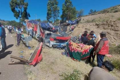 Al menos 4 muertos y 20 heridos por el choque de un bus en la carretera Sucre - Tarabuco 