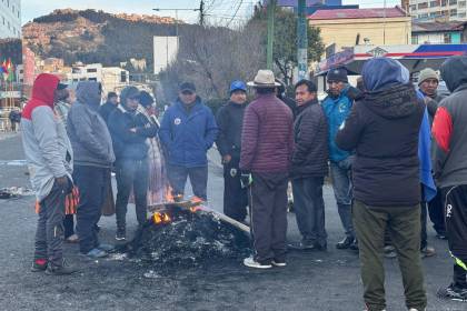 “¡Queremos gasolina!”: Los choferes forman filas por días en los surtidores y crece la molestia