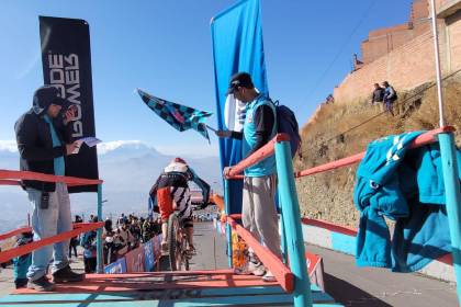 ¡Todo un éxito! 150 ciclistas descendieron a toda velocidad la ladera oeste de La Paz en el Challenge Downhill 4000