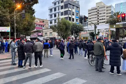 Choferes de La Paz y El Alto activan bloqueo contra el decreto que elimina la subvención de combustibles