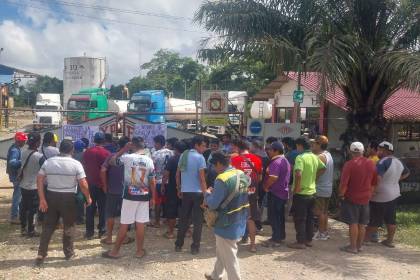 Vigilia en la planta de YPFB del trópico: Los surtidores están sin combustibles, denuncian los conductores