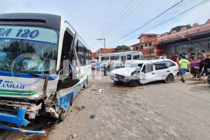 Accidente en Santa Cruz: Choque entre un taxi y un micro deja cuatro heridos