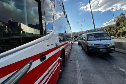 “El Gobierno no da soluciones”: Choferes de La Paz señalan que solo trabajan tres días a la semana por falta de combustible