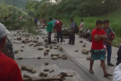 Santa Cruz y Cochabamba sufren por cortes de rutas en la nueva y antigua carretera 