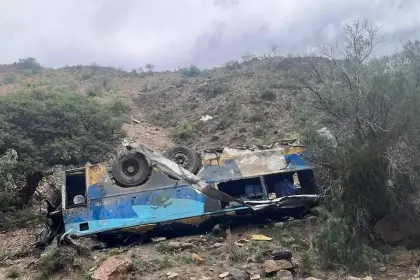 Bus que cayó a un barranco en Potosí registró 25 pasajeros pero transportaba a 47 y el chofer no tenía relevo, señala la Fiscalía