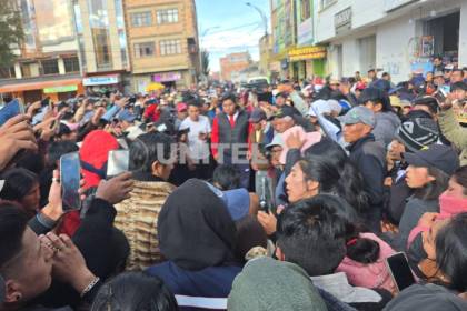 Tensión en Viacha: Sacan de la Policía y golpean a tres jóvenes sindicados de matar a un chofer