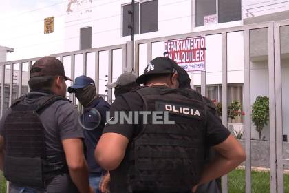 Dos delincuentes en motocicleta se llevan un maletín con dinero de una persona que entraba a su casa en la zona sur