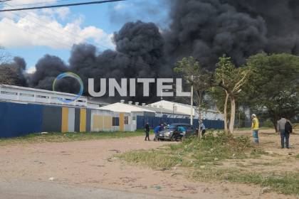 Incendio en el Parque Industrial provoca una densa humareda y alarma a vecinos
