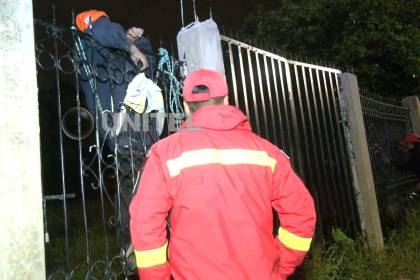 Hombre queda incrustado en una reja al intentar ingresar a una casa de la Villa 1ro de Mayo