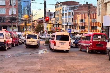 La Paz amanece con puntos de bloqueo de choferes que reclaman por la gasolina desestabilizada