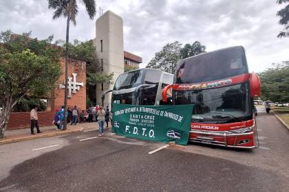 Transportistas bloquean acceso a la Gobernación cruceña exigiendo el incremento de la tarifa interprovincial