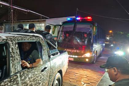 Con agentes de élite, la Policía traslada a 19 peligrosos reos desde Palmasola a Chonchocoro y Cantumarca
