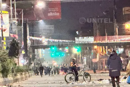Reactivan bloqueos y prenden fogatas en la avenida Juan Pablo II de El Alto 